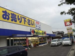 BOOKOFFかりがね店前