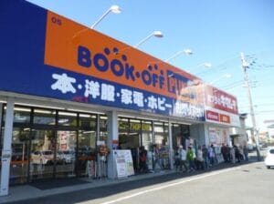 BOOKOFFPLUS町田旭町店前